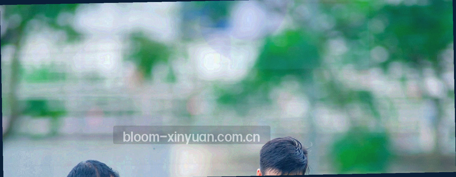 俯拍的公告钉板与纸张便签，暖金图钉固定，背景为墨绿绒布